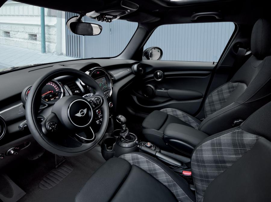 Интерьер Mini Cooper 5-Door Blackfriars (F56) 2017 года  (FR) (фото 9 из 10)